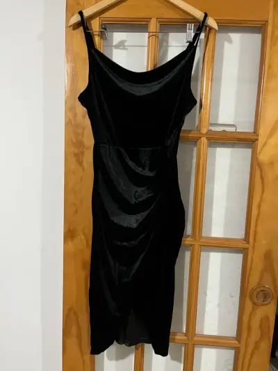 Vestido negro de terciopelo elegante - miniatura 2