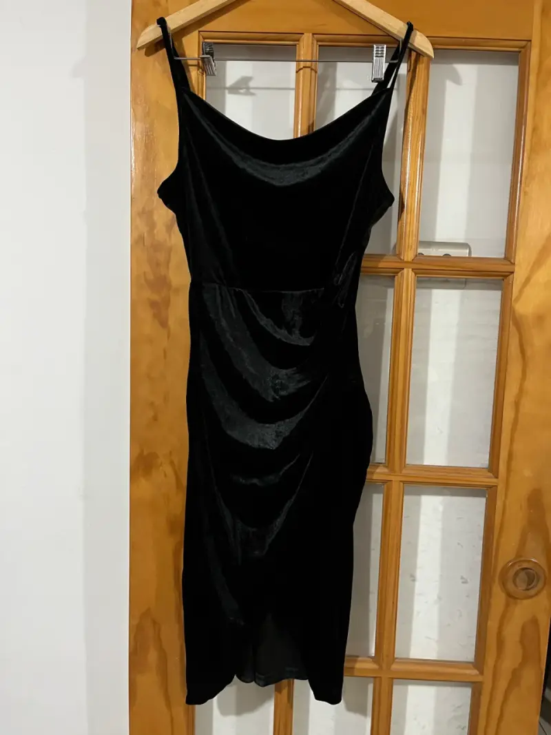 Vestido negro de terciopelo elegante - 3