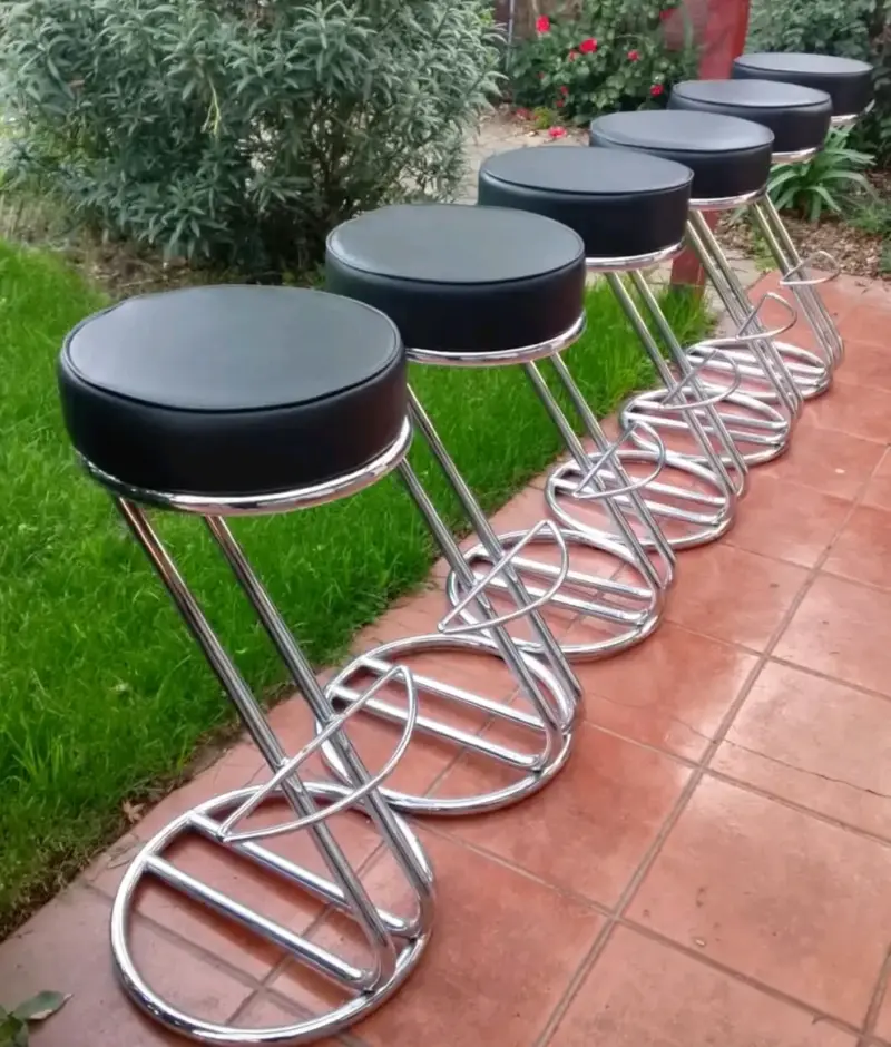 Set de taburetes altos cromados con asiento negro - 1