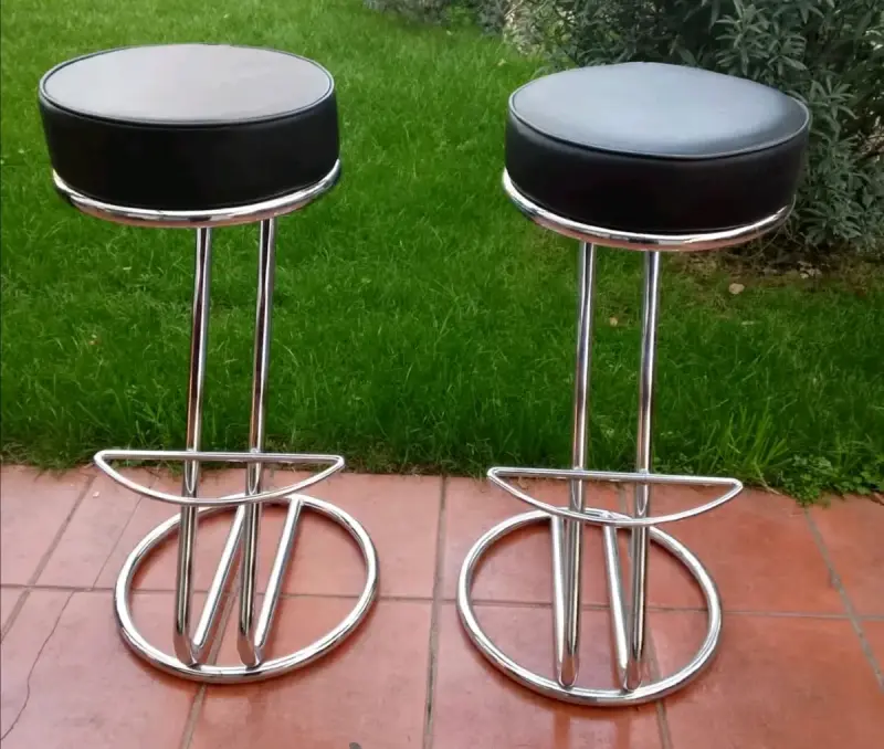 Set de taburetes altos cromados con asiento negro - 2