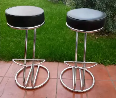 Set de taburetes altos cromados con asiento negro - miniatura 2