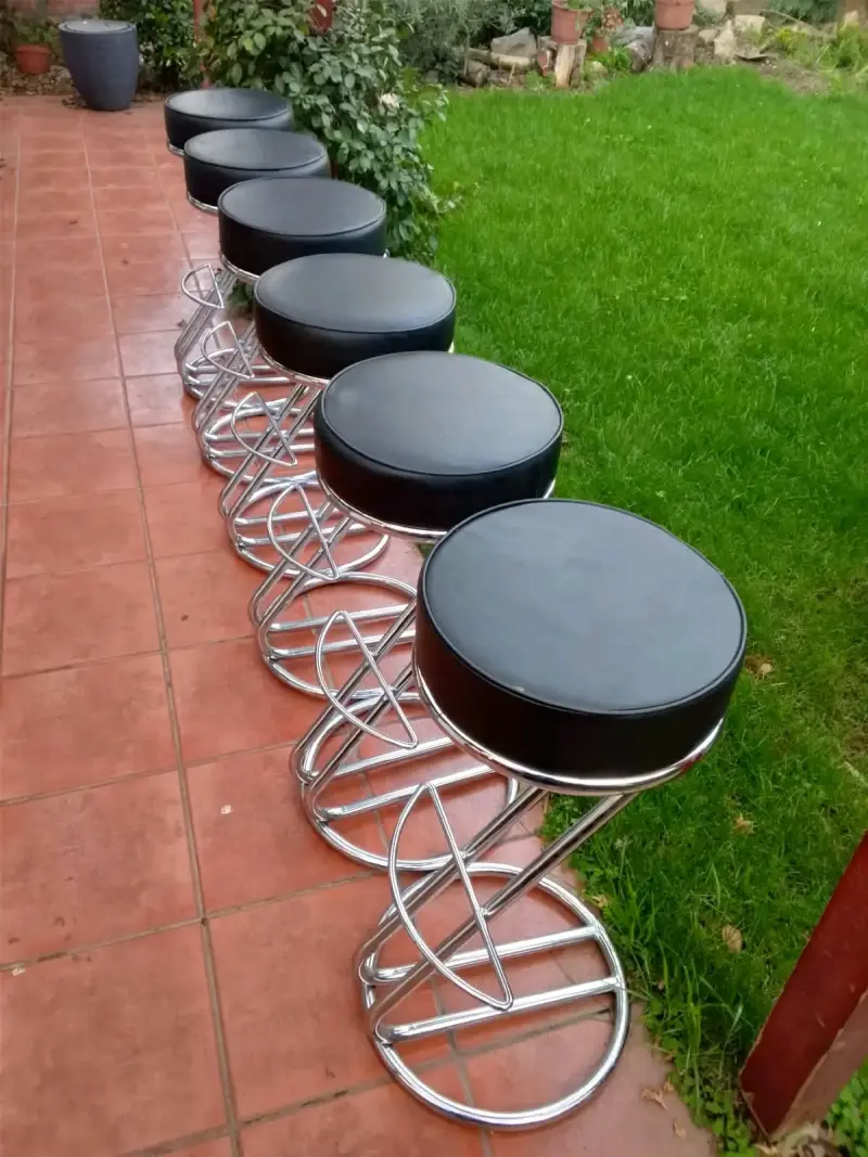 Set de taburetes altos cromados con asiento negro - 3