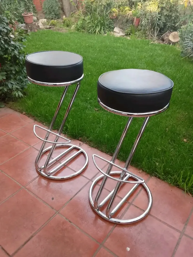 Set de taburetes altos cromados con asiento negro - 4