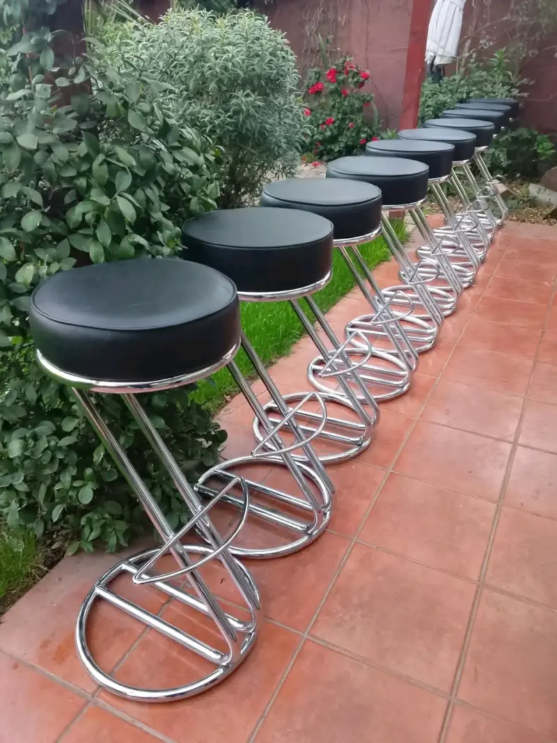 Set de taburetes altos cromados con asiento negro - 5