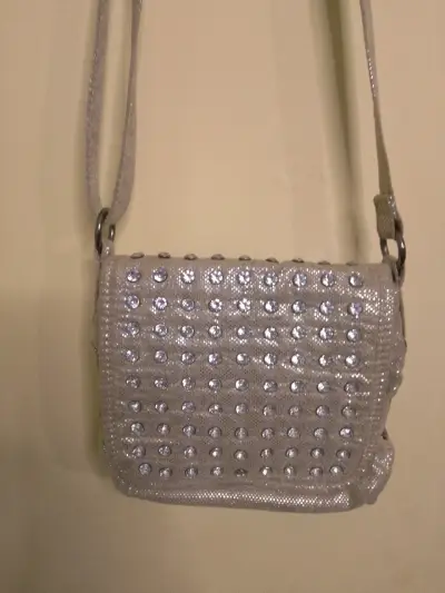Cartera cruzada con brillantes plateada - miniatura 1
