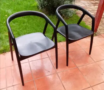 Par de sillas negras de diseño moderno - miniatura 1