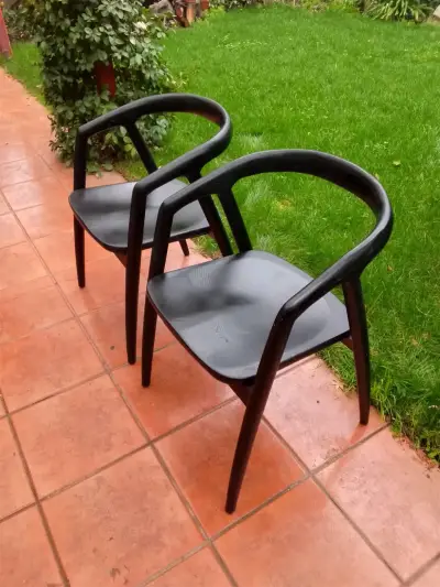 Par de sillas negras de diseño moderno - miniatura 3