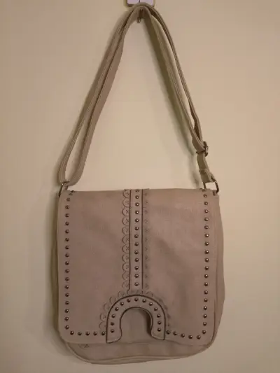 Cartera bandolera beige con tachas - miniatura 1