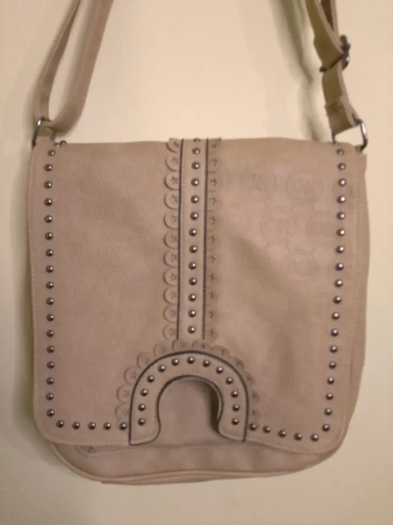 Cartera bandolera beige con tachas - 2