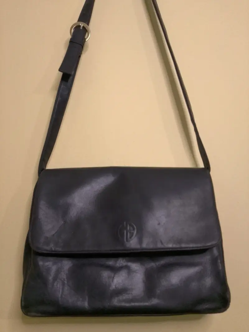 Cartera de cuero negra con correa ajustable - 2