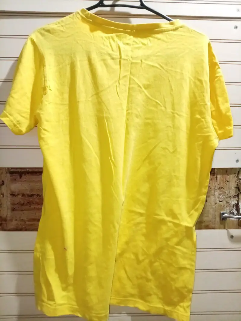 Polera amarilla con diseño de surfista - 2