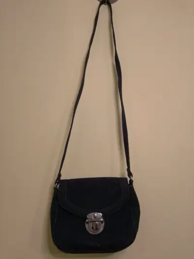 Cartera negra con correa ajustable - miniatura 1
