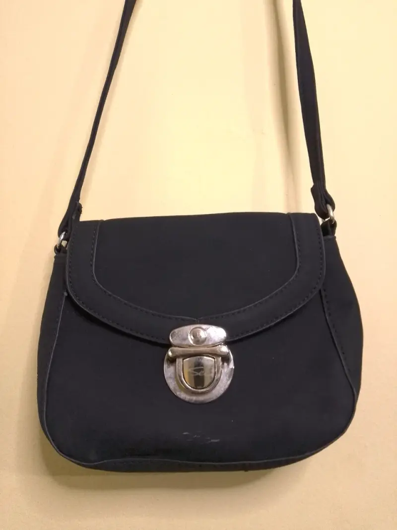 Cartera negra con correa ajustable - 2