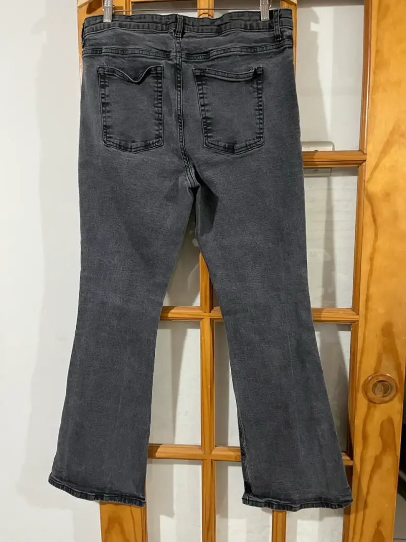 Jeans grises de mujer estilo acampanado - 2
