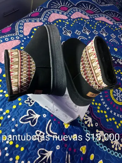 Pantubotas negras con diseño étnico - miniatura 1