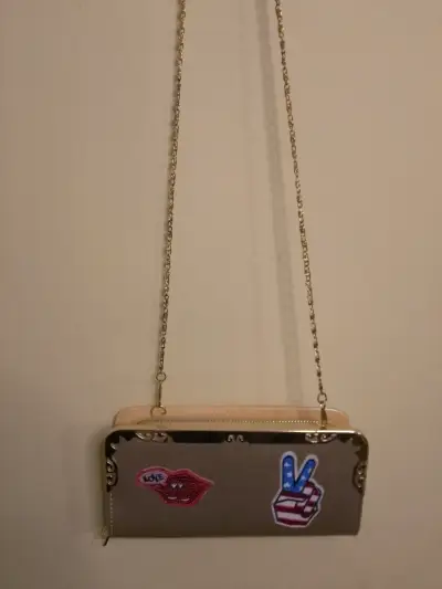 Cartera de mano con cadena y parches decorativos - miniatura 1