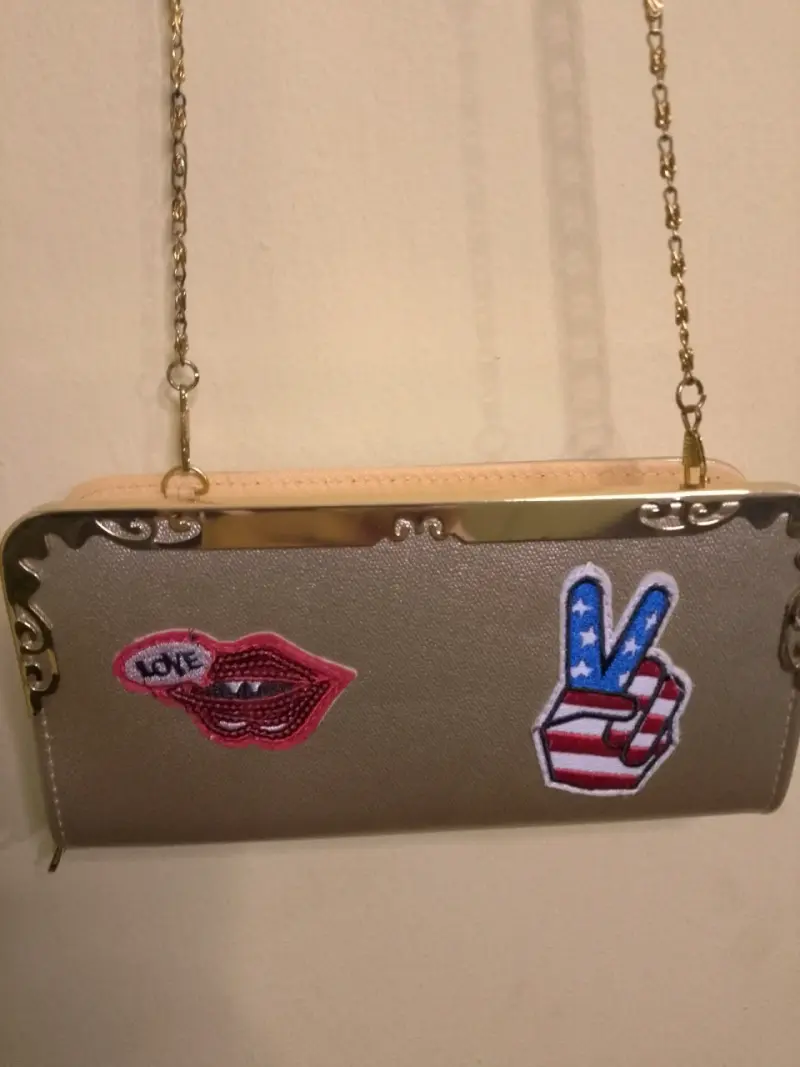 Cartera de mano con cadena y parches decorativos - 2