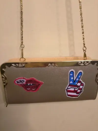 Cartera de mano con cadena y parches decorativos - miniatura 2