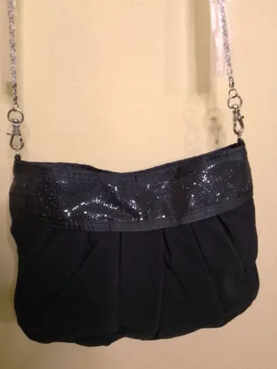 Cartera negra con lentejuelas y correa de cadena - miniatura 1