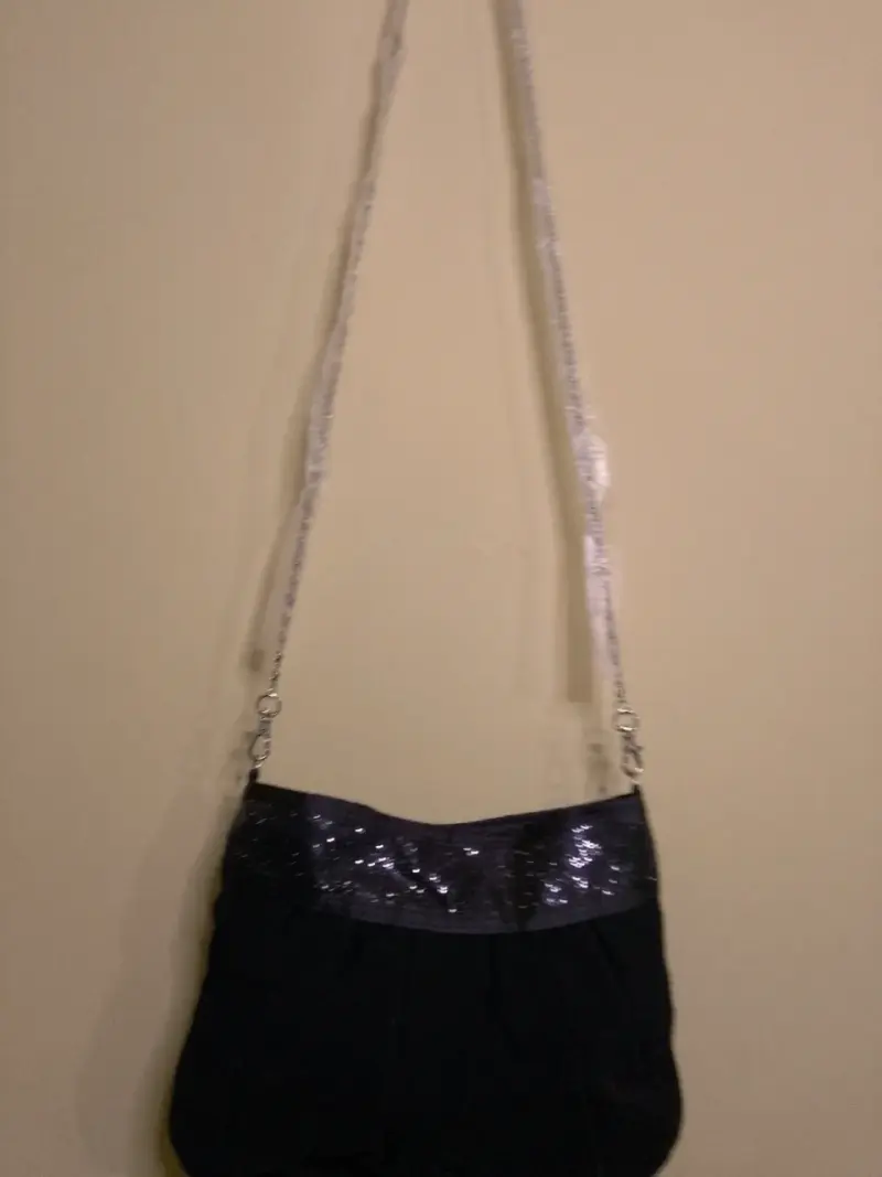 Cartera negra con lentejuelas y correa de cadena - 2