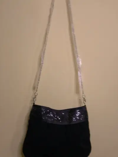 Cartera negra con lentejuelas y correa de cadena - miniatura 2