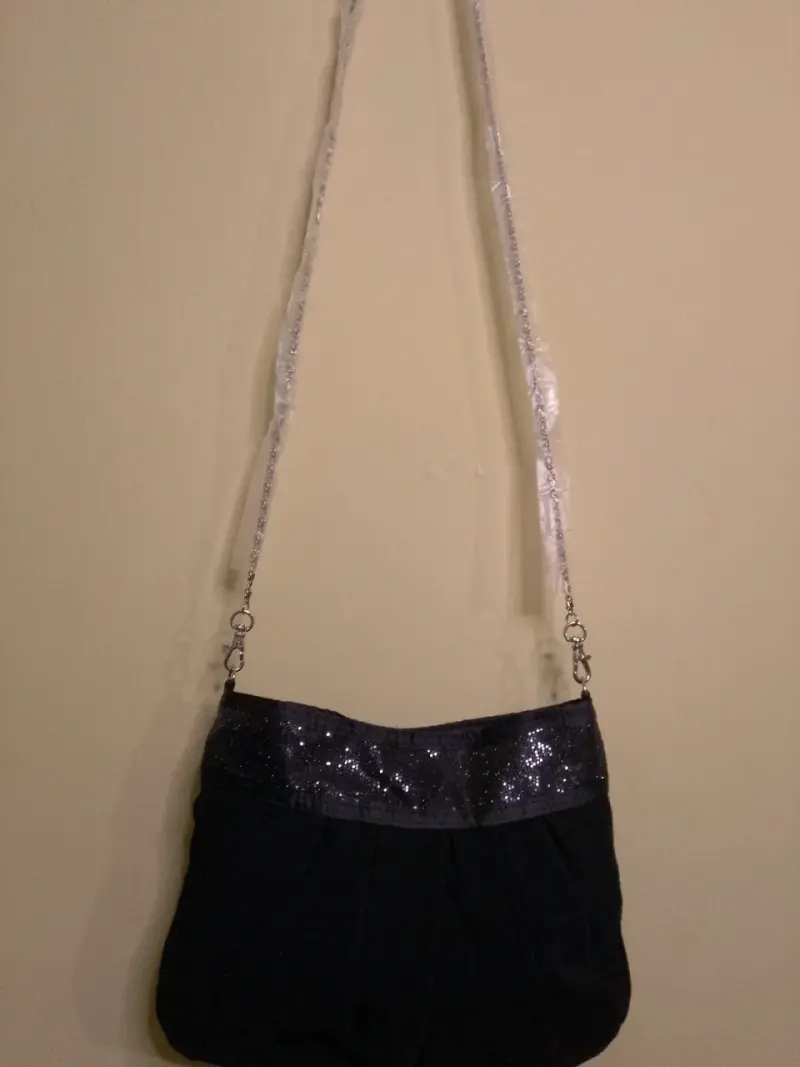 Cartera negra con lentejuelas y correa de cadena - 3