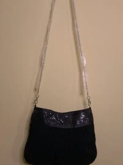 Cartera negra con lentejuelas y correa de cadena - miniatura 3