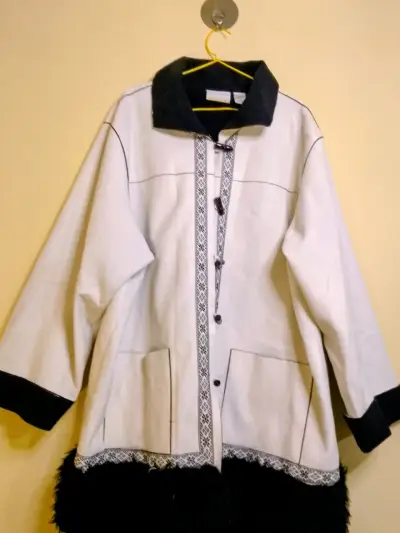 Abrigo blanco con detalles negros y bordados - miniatura 1