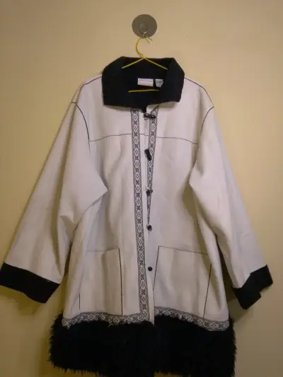 Abrigo blanco con detalles negros y bordados - miniatura 2