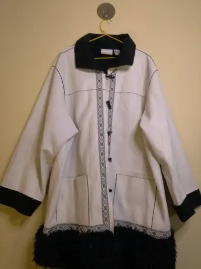 Abrigo blanco con detalles negros y bordados - miniatura 3