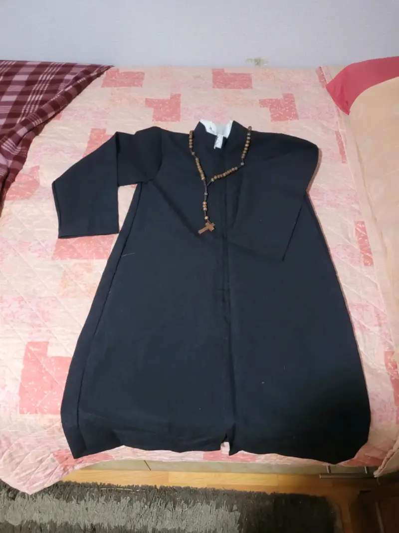 Traje de cura negro con rosario - 1