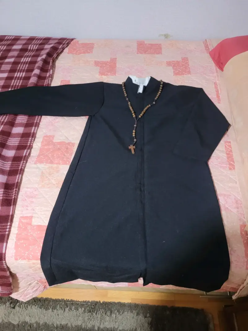 Traje de cura negro con rosario - 2