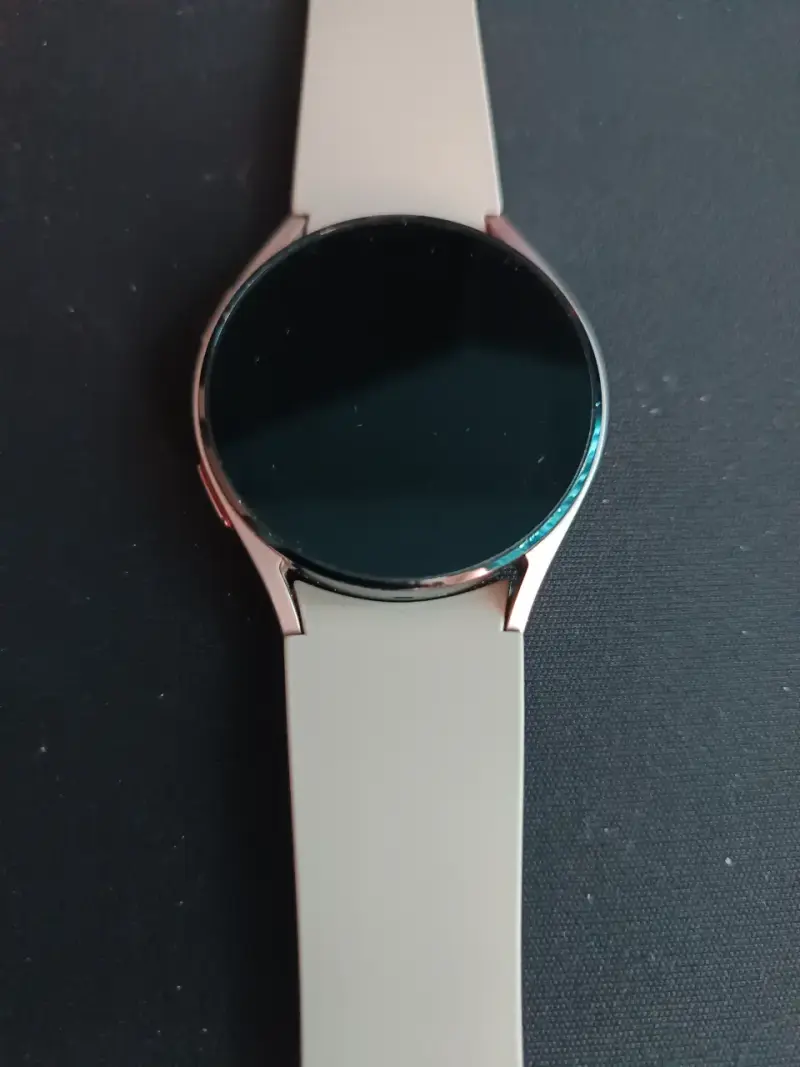 Reloj inteligente con correa beige - 2