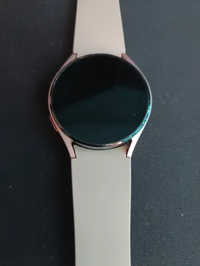 Reloj inteligente con correa beige - miniatura 2