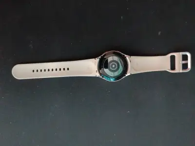 Reloj inteligente con correa beige - miniatura 3