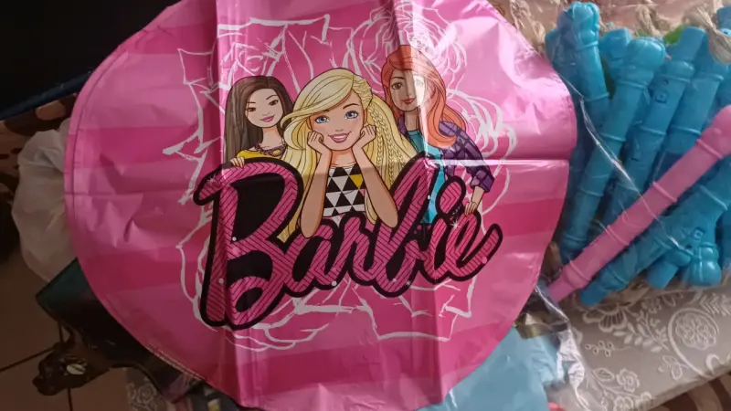 Set de globos infantiles con diseños de Barbie y M - 2