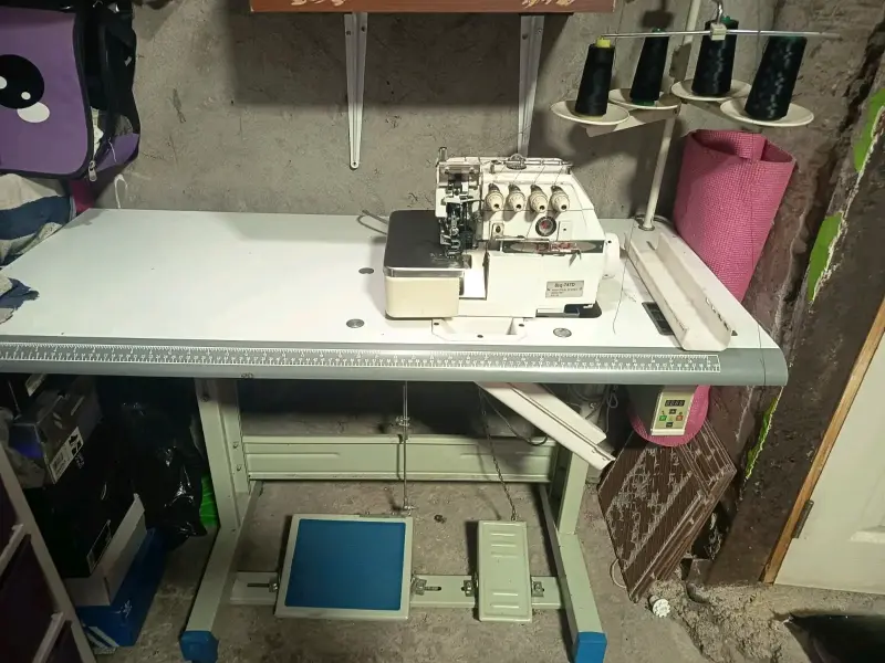 Máquina overlock industrial con mesa - 1