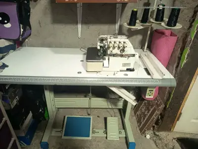 Máquina overlock industrial con mesa - miniatura 1