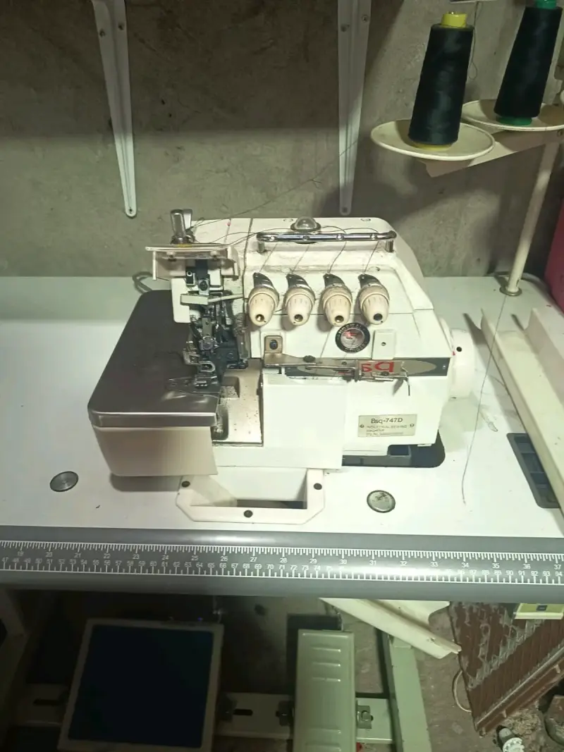 Máquina overlock industrial con mesa - 2