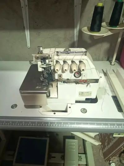 Máquina overlock industrial con mesa - miniatura 2