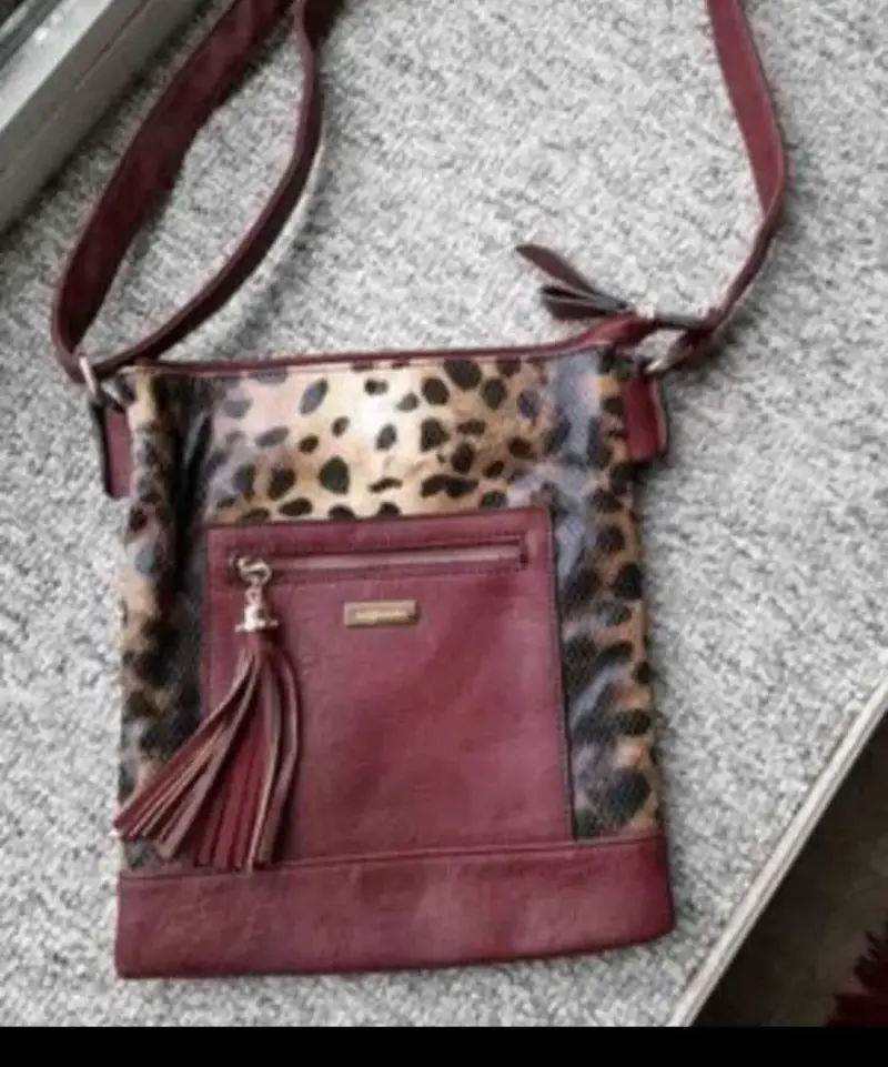 Cartera cruzada con diseño animal print
