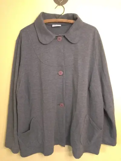Chaqueta gris de mujer con botones - miniatura 1