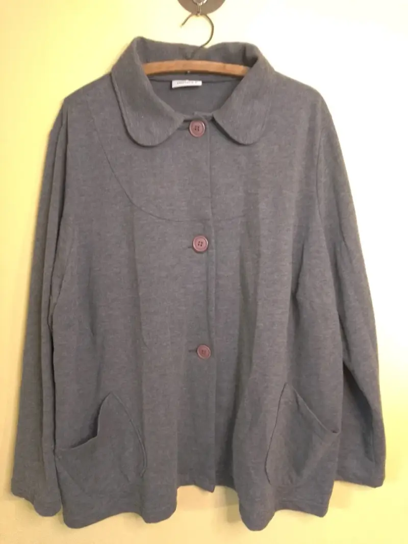 Chaqueta gris de mujer con botones - 2
