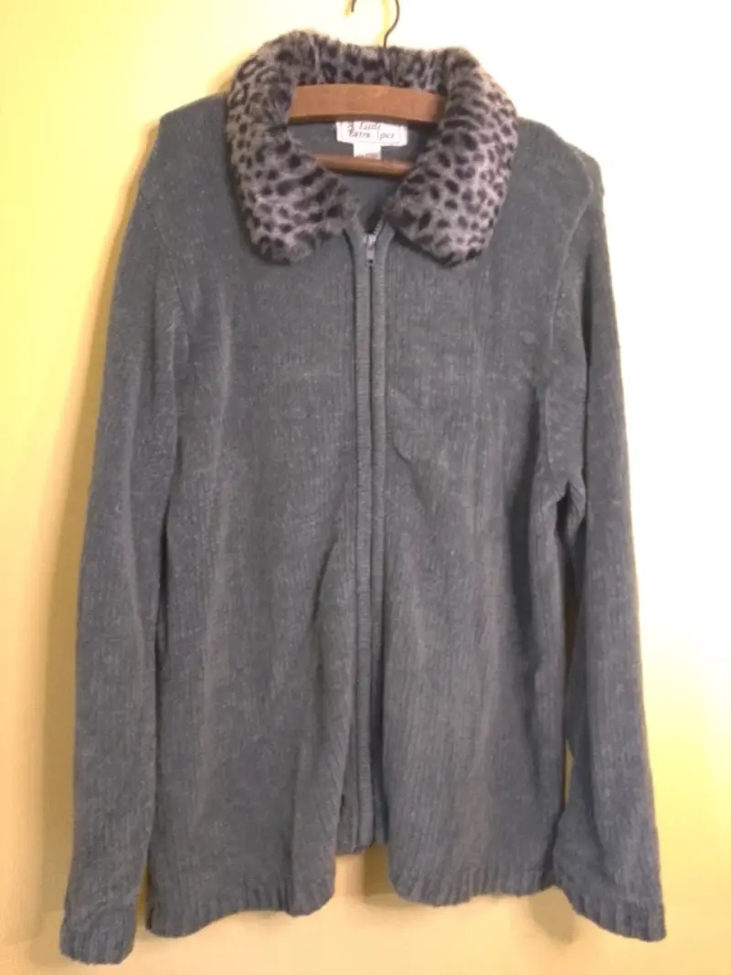 Chaqueta gris con cuello de leopardo - 2