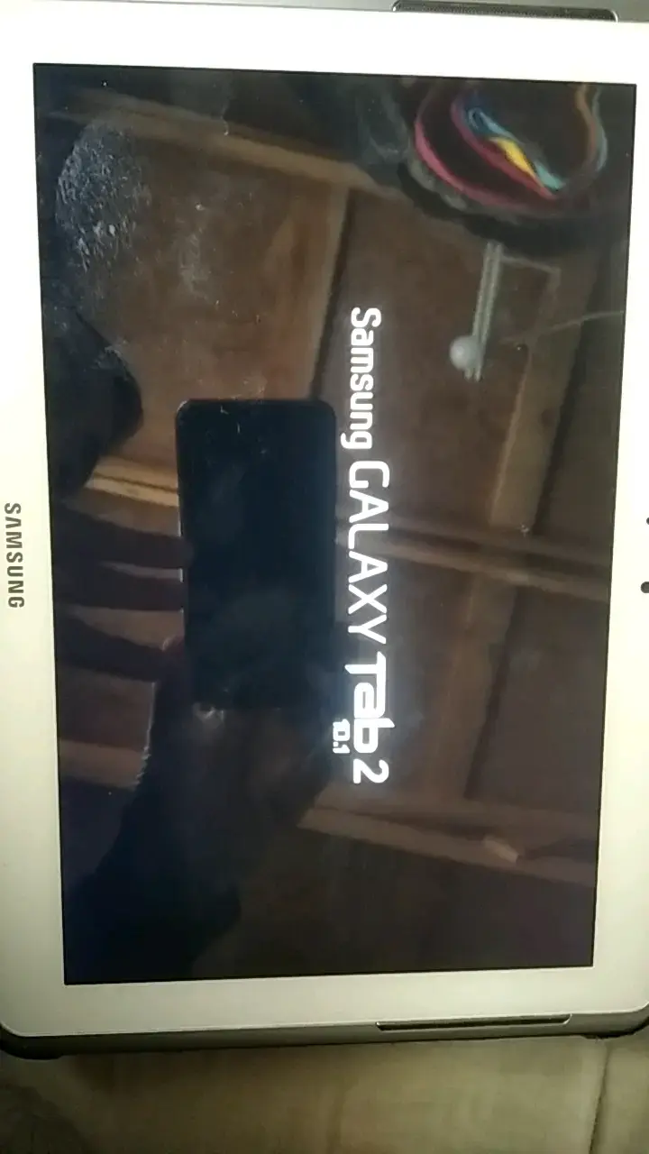 Tablet Samsung GalaxyTab 2 10.1 con pantalla dañad - 1