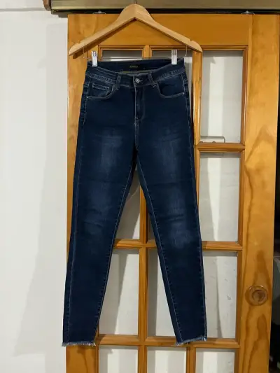 Jeans ajustados azul oscuro para mujer - miniatura 1