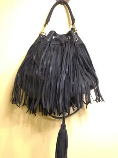 Bolso negro con flecos estilo boho chic - miniatura 1