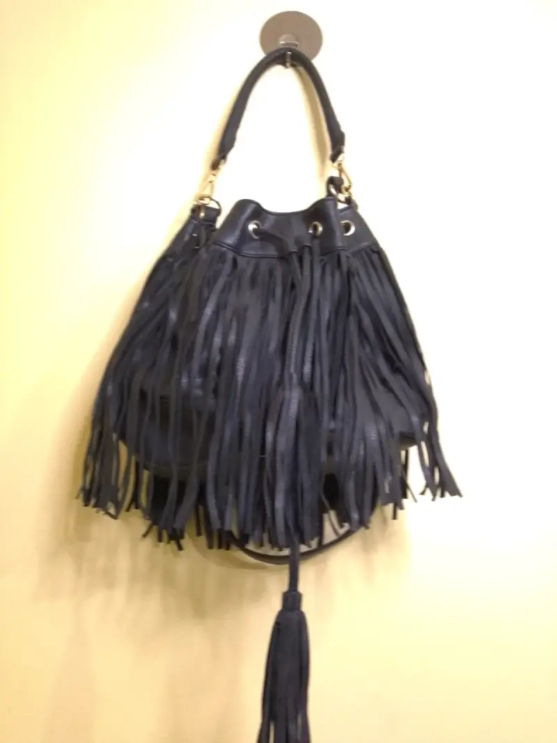 Bolso negro con flecos estilo boho chic - 2