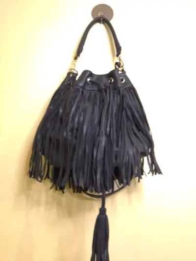 Bolso negro con flecos estilo boho chic - miniatura 2