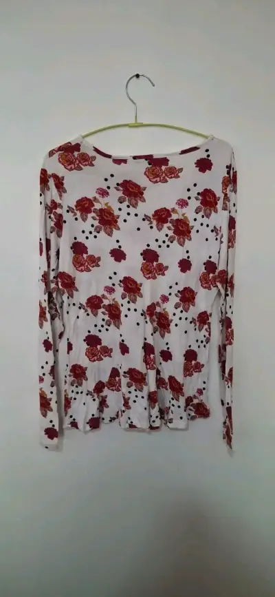 Camiseta floreada blanca con flores rojas - miniatura 2